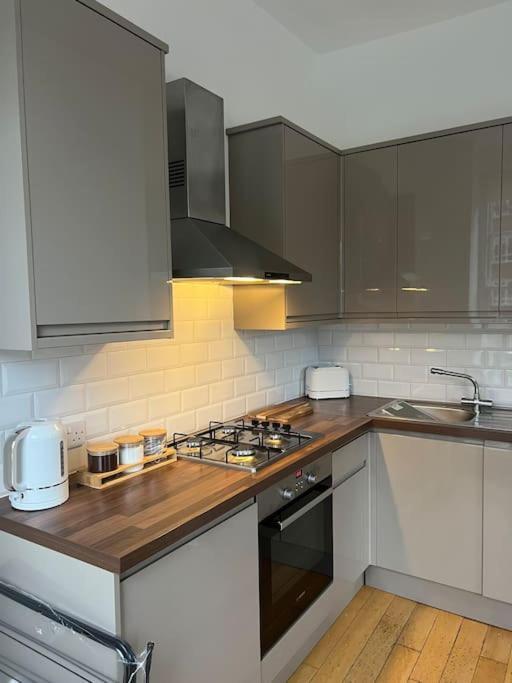 Stylish One Bedroom Apartment In The Heart Of Angel 런던 외부 사진